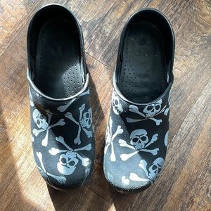 Skull and cross bone sanita clogs